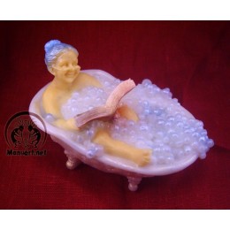 Forma silikonowa - Babcia w wannie czyta książkę 3D - do wyrobu mydła, świec i odlewów 