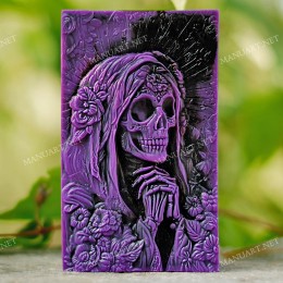 Santa Muerte modląca się